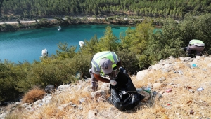 Bodrum'da sahil ve yol kenarlarında yapılan çevre temizliğinde 1 ton atık toplandı