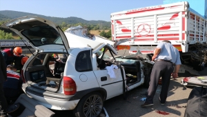 Bolu'da tıra çarpan otomobil dorsenin altında sıkıştı: 2 ölü
