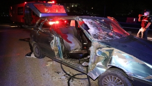 Bolu Dağı'nda tomruk kamyonuna çarpan otomobildeki bir kişi yaralandı