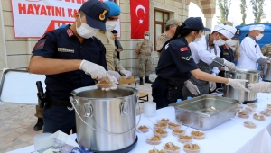 Bozkurt'ta jandarma selde hayatını kaybedenler için helva dağıttı