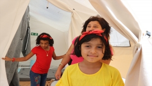 Bozkurt'taki sel felaketinden etkilenen anne çadır kentte çocuklarıyla yaralarını sarmaya çalışıyor