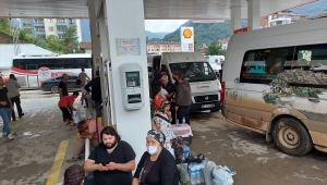 Bozkurt'taki sel sırasında vatandaşlar ayakta kalan akaryakıt istasyonuna sığındı