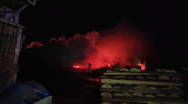 Bursa'da bir palet fabrikasında çıkan yangına müdahale ediliyor