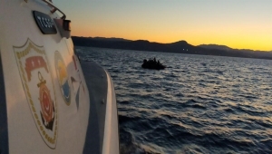 Çanakkale açıklarında Türk kara sularına itilen 12 düzensiz göçmen kurtarıldı