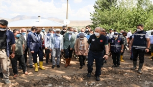 Çevre ve Şehircilik Bakan Yardımcısı Suver, Van'da selden etkilenen bölgelerde incelemelerini sürdürüyor: