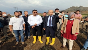 Çevre ve Şehircilik Bakan Yardımcısı Suver, Van'da selden etkilenen mahallelerde incelemelerde bulundu: