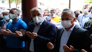 "Cimilli İbo" ismiyle tanınan Karadenizli şarkıcı İbrahim Özer, Rize'de son yolculuğuna uğurlandı