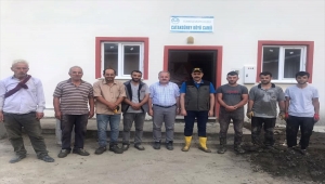 Çorum Valisi Çiftçi, Türkeli'de selzedenin yaşadıklarına rağmen kendilerini sofra kurarak ağırladığını paylaştı: