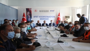 Cumhurbaşkanı Yardımcısı Oktay, sel felaketi yaşanan Ayancık'ta açıklamalarda bulundu: (1)