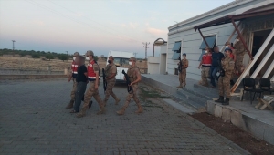 Diyarbakır'da bir kişinin öldüğü silahlı kavgaya ilişkin yakalanan firari iki zanlı tutuklandı