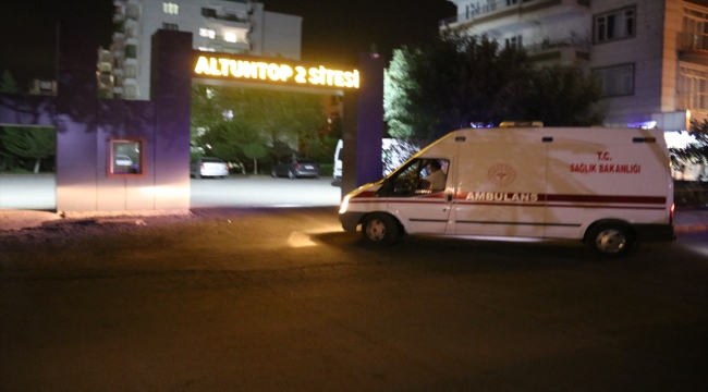 Diyarbakır'da mobil aşı ekipleri, akşamları site site dolaşarak apartman sakinlerini aşılıyor
