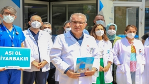 Diyarbakır'da sağlık çalışanları aşı çağrısı yaptı 