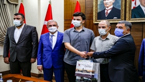 Diyarbakır'da YKS'de ilk bine giren öğrenciler ödüllendirildi