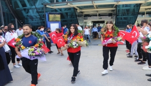 Dünya Gençler Güreş Şampiyonası'nda madalya kazanan milli güreşçi Erzincan'da coşkuyla karşılandı
