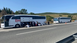 Düzce'de seyir halindeki yolcu otobüsünün motor kısmında çıkan yangın söndürüldü