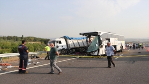 DÜZELTME - "Manisa'da otobüs tıra çarptı: 9 ölü, 30 yaralı" başlıklı haberimizdeki ölü sayısı 6 ve yaralı sayısı 37 olarak düzeltilmiştir. Haberimizi düzelterek yeniden yayımlıyoruz. Saygılarımızla. AA