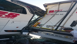 Erzincan'da yolcu otobüsü tıra çarptı: 26 yaralı