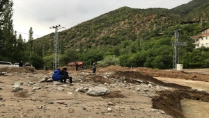 Erzurum'da 9 gün önce sele kapılan işçiyi arama çalışmasına sağanak nedeniyle ara verildi