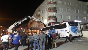 Erzurum'da park halindeyken freni boşalan yolcu otobüsü markete çarparak durdu