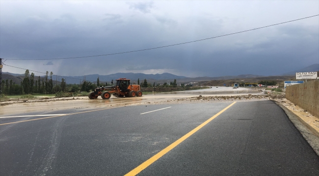 Erzurum'da selden dolayı kapanan yol ulaşıma açıldı