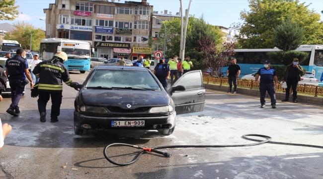 Erzurum'da seyir halinde alev alan otomobili itfaiye ekipleri söndürdü