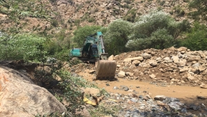 Erzurum'da taşkında zarar gören dere istinat ve su durdurma duvarları onarılıyor