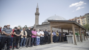 Erzurum'da yüksekten düşerek vefat eden emekli öğretmenin cenazesi toprağa verildi