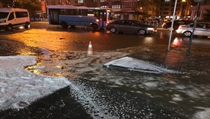 Erzurum dolu yağışıyla beyaza büründü, cadde ve sokaklarda taşkınlar yaşandı