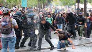 Fransa'da yüzbinlerce kişi hükümetin Kovid-19 ile mücadele politikasını protesto etti