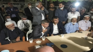 Gelecek Partisi Genel Başkanı Davutoğlu, Konya'da öldürülen 7 kişinin yakınlarına taziye ziyaretinde bulundu