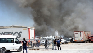 GÜNCELLEME 2 - Kahramanmaraş'ta yediemin hurda araçların bulunduğu alanda çıkan yangın kontrol altına alındı