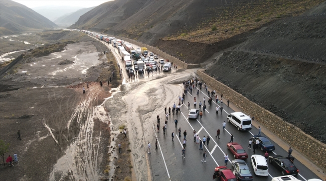 GÜNCELLEME - Heyelan dolayısıyla kapanan Erzincan-Sivas kara yolu ulaşıma açıldı