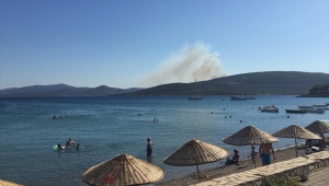 GÜNCELLEME - İzmir'in Menderes ve Urla ilçelerinde orman ve makilik alanlarda çıkan yangınlar kontrol altına alındı