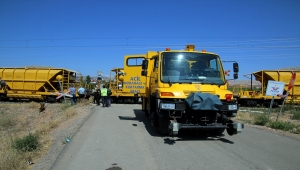 GÜNCELLEME - Sivas'ta manevra yapan yük treninin 2 vagonu raydan çıktı