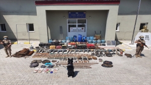 Hakkari'de terör örgütü PKK'ya yönelik operasyonda mühimmat ele geçirildi