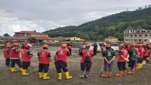 İHH, sel bölgelerindeki köylerde ikramlık, sıcak yemek ve içme suyu dağıtıyor 