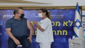 İsrail Başbakanı Bennett, üçüncü doz Kovid-19 aşısını da yaptırdı