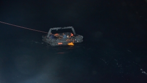 İzmir açıklarında Türk kara sularına itilen 3 sığınmacı kurtarıldı