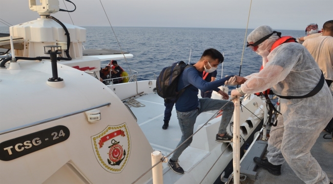 İzmir açıklarında yelkenli teknede 100 sığınmacı yakalandı
