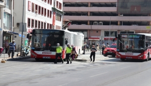 İzmir'de hareket halindeki belediye otobüsünde çıkan yangın sürücünün müdahalesiyle söndürüldü