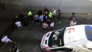 İzmir'de iki motosikletin alt geçitte çarpışması sonucu 3 kişi yaralandı