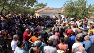 İzmir'de şarampole devrilen minibüste hayatını kaybeden 7 kişi toprağa verildi