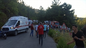 İzmir'de şarampole devrilen minibüsteki çok sayıda kişi yaralandı