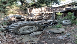 İzmir'de şarampole devrilen traktörün sürücüsü öldü