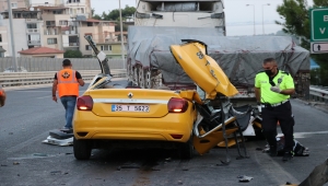 İzmir'de taksinin tıra çarpması sonucu 1 kişi öldü, 2 kişi yaralandı