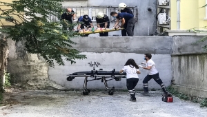 Kadıköy'de 3. kattan düşen kadın yaralandı 
