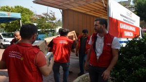 Kahramanmaraş Büyükşehir Belediyesi yangının yaşandığı bölgelere 2 kamyonet yardım gönderdi