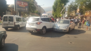 Kahramanmaraş'ta iki otomobil çarpıştı: 5 yaralı
