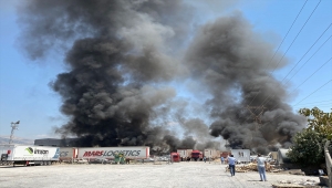 Kahramanmaraş'ta yediemin hurda araçların bulunduğu alanda yangın çıktı