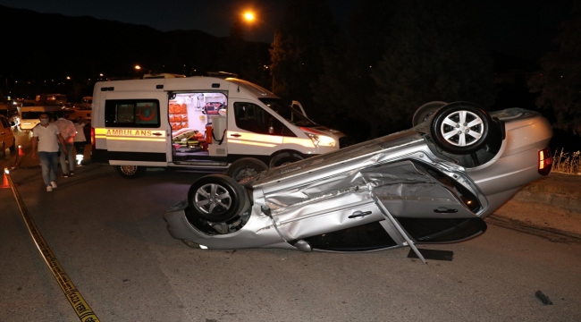 Karabük'te devrilen otomobilde bulunan 3 kişi yara almadan kurtuldu